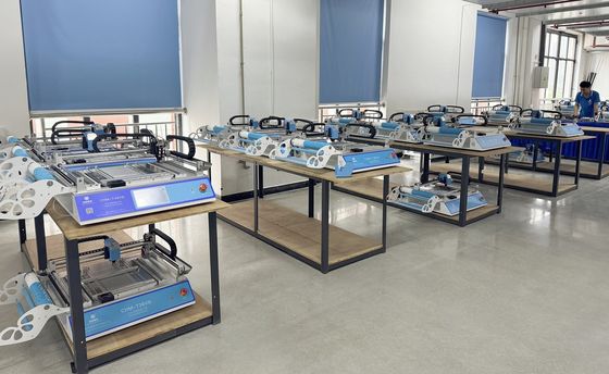 La mesa SMT de Charmhigh escoge y creación de un prototipo de la producción de lote de la máquina del lugar pequeña que investiga la enseñanza