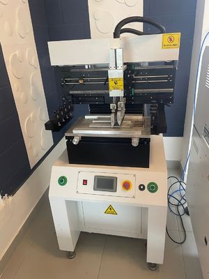 CHM-551 Línea de producción SMD Línea de ensamblaje SMT Alta precisión 4 cabezas Robot de fabricación de PCB