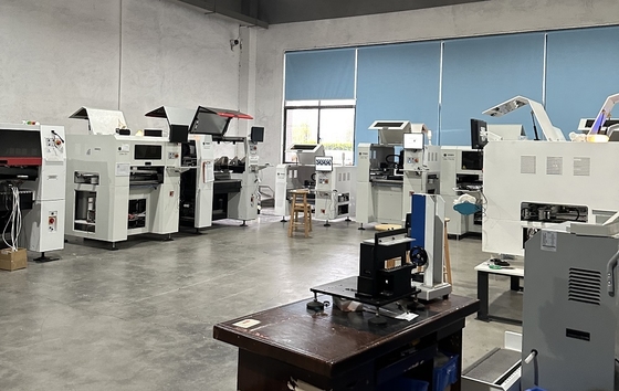 Máquina de montaje de componentes SMT PCB de alta precisión CHM-650 de mesa, 4 cabezales