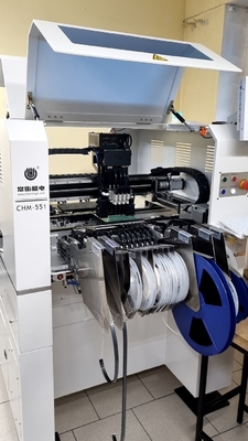 CHM-551 Máquina de recogida y colocación SMT de 4 cabezas totalmente automática 0201, cambio automático de boquilla