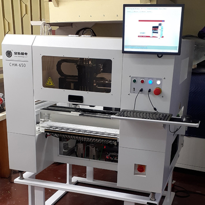 CHM-550 máquina de montaje componente del PWB de SMT de las cabezas de la alta precisión 4 con la tabla
